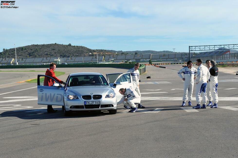 Ein Kollege inspiziert den IWD-BMW-Testträger, der Rest freut sich schon auf das eigentliche Highlight des Programms, den Selbstversuch im Formel BMW.