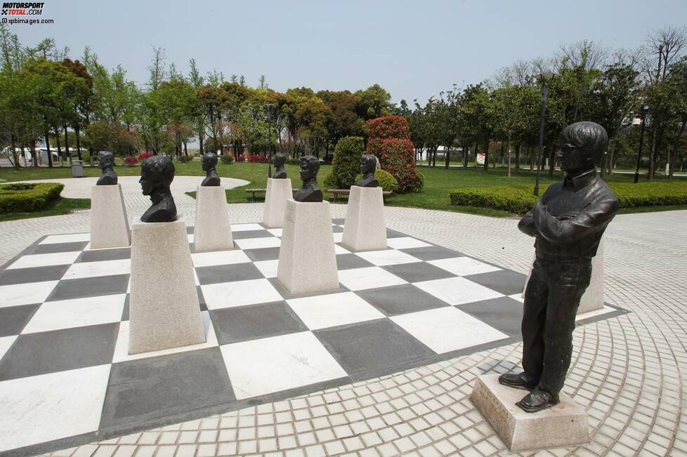 Überhaupt ist in Schanghai alles ein bisschen größer und besser. So findet sich im Strecken-Areal unter anderem ein Statuen-Park mit einer Büste von Formel-1-Boss Bernie Ecclestone, ...