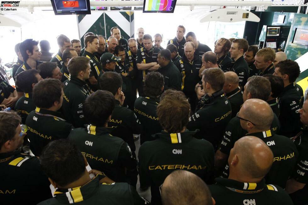 Caterham-Teamchef Tony Fernandes hält vor dem Start eine motivierende Rede an seine Belegschaft.