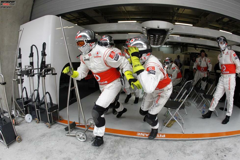 Die McLaren-Crew verpatzt den Boxenstopp von Jenson Button, ...