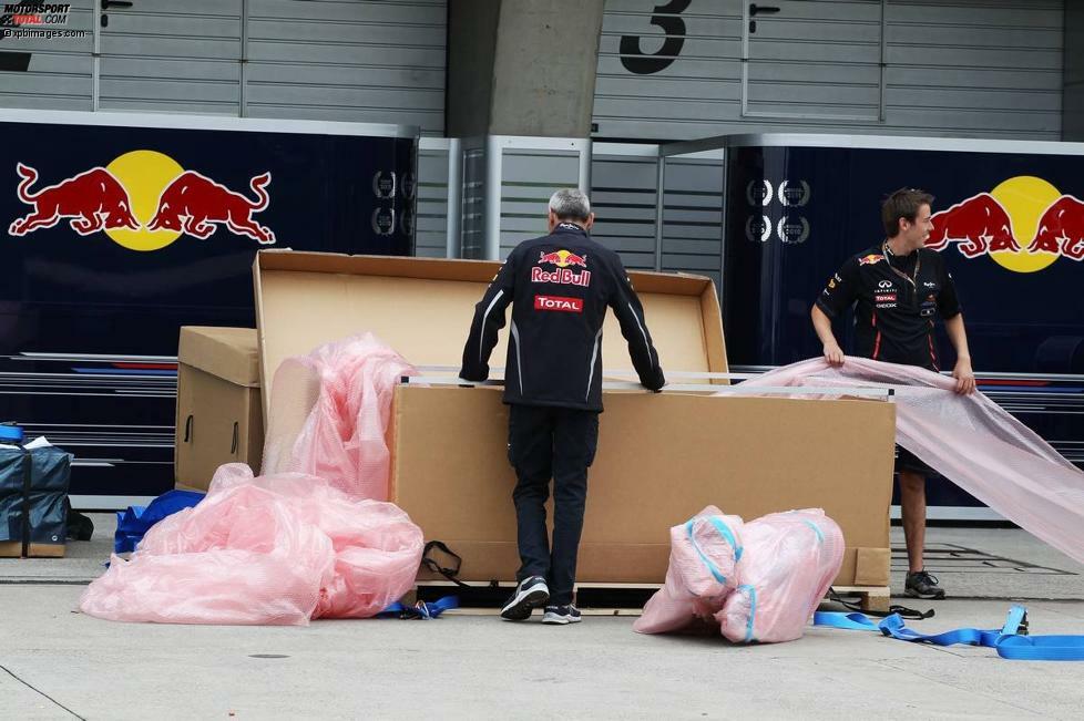 Red Bull packt unter anderem ein neues Auspuffsystem aus, mit dem in Schanghai nur Sebastian Vettel fährt.