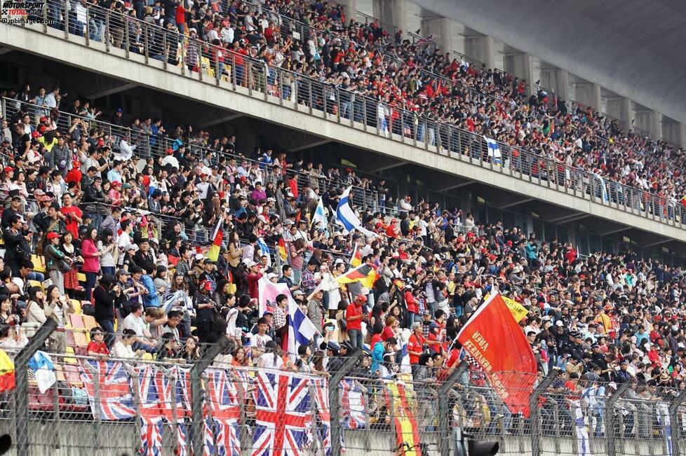 Tolle Stimmung auf den Rängen: Zum ersten Mal seit vielen Jahren sind die Tribünen in Schanghai wieder gut besetzt. Ob das an Kimi Räikkönen liegt, den viele Chinesinnen wegen seiner blonden Haare ins Herz geschlossen haben?