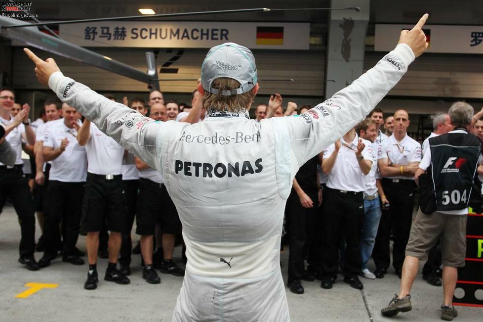 Endlich: Gleich im ersten Grand Prix seiner Karriere war Nico Rosberg die schnellste Rennrunde gefahren, aber erst im 111. Anlauf gewinnt er ein Formel-1-Rennen - als erster Deutscher in einem deutschen Auto seit Hermann Lang beim Grand Prix der Schweiz 1939 in Bremgarten.