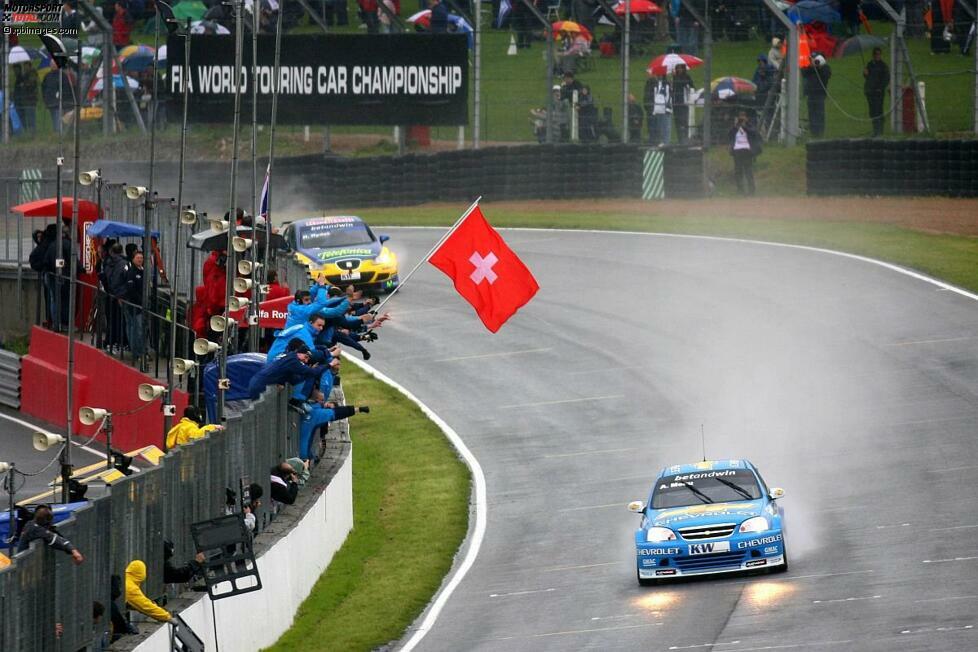 Mai 2006: Es regnet in Brands Hatch, doch Alain Menu ficht das nicht an. Der Schweizer nutzt die umgekehrte Startaufstellung des zweiten Rennens zu seinen Gunsten und siegt erstmals für Chevrolet.