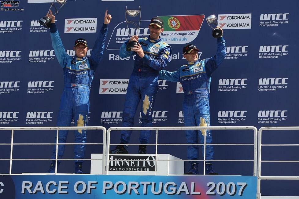 Juli 2007: Und es kommt noch besser: In Porto liegen im Qualifying gleich alle drei Chevrolet-Piloten ganz vorn, wie später auch im ersten Rennen. Alain Menu vor Rob Huff und Nicola Larini - es ist Chevrolets erster Dreifach-Erfolg.