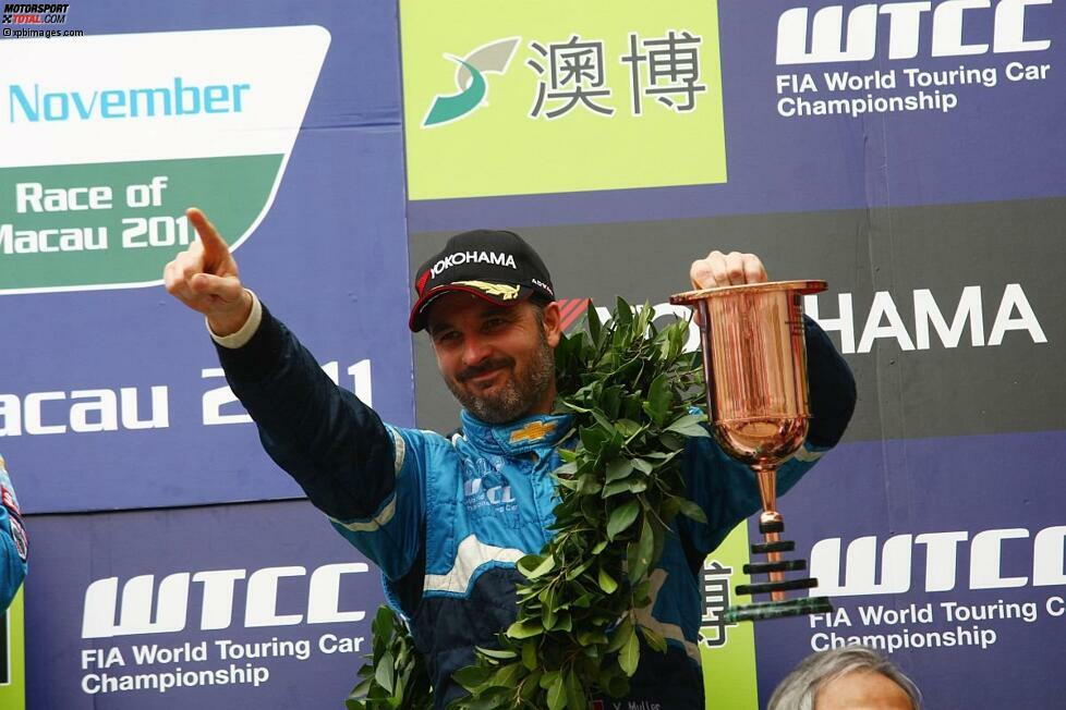 November 2011: Yvan Muller verteidigt seinen WM-Titel und krönt sich in Macao erneut zum Champion. Chevrolet belegt wieder Platz eins bei den Herstellern.