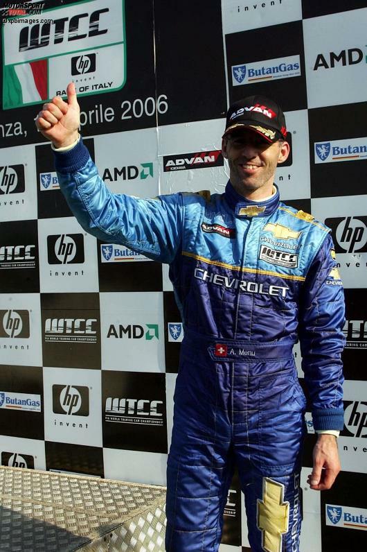 April 2006: Alain Menu fährt beim Saisonauftakt in Monza als Dritter auf das Treppchen und holt den ersten Podestplatz für Chevrolet.