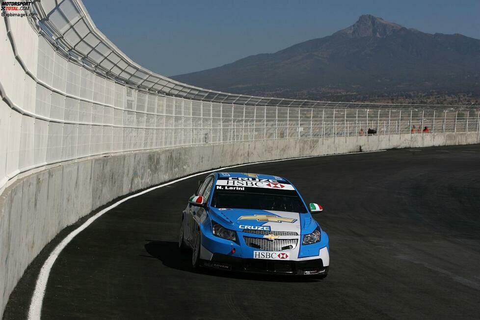 März 2009: In Puebla fährt Nicola Larini mit dem neuen Chevrolet Cruze zum ersten Mal in die Punkte.
