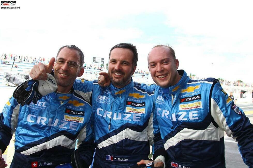 März 2010: Yvan Muller, der zur Saison 2010 neu ins Team gekommen ist, fährt beim Auftakt in Curitiba von der Pole-Position zum Sieg. Rob Huff und Alain Menu machen den Chevrolet-Dreifach-Sieg perfekt.