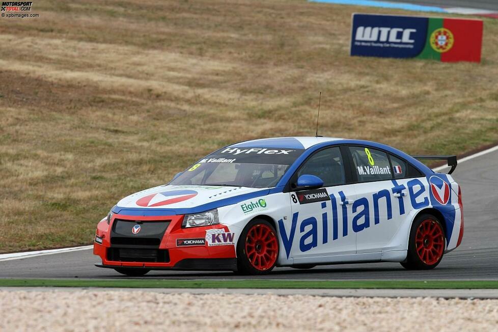 Juni 2012: Der Chevrolet Cruze von Alain Menu - pardon, Michel Vaillant - tritt in Portimao in einer Vaillante-Lackierung an, um die Illusion perfekt zu machen.