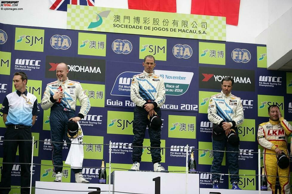 November 2012: Das letzte Podium. Alain Menu siegt vor Rob Huff und Yvan Muller. Menu hatte 2006 auch den ersten Sieg für Chevrolet eingefahren.