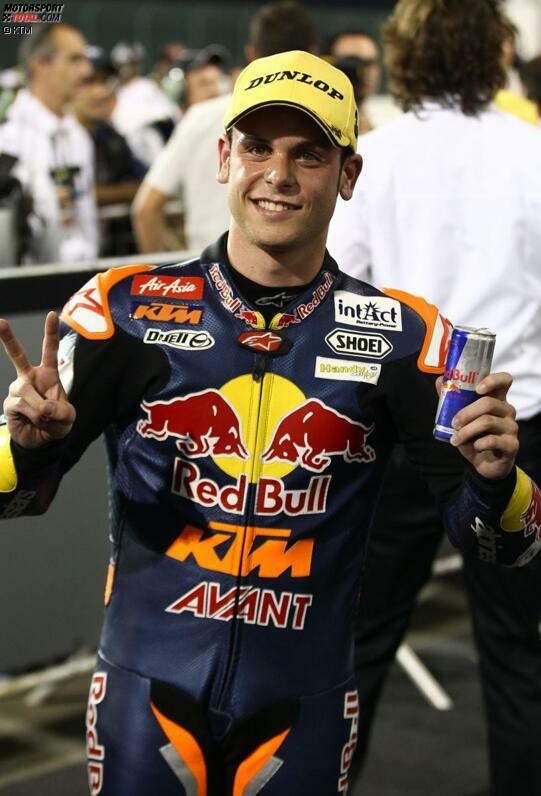 Pole-Position beim Auftakt! Sandro Cortese stellt die KTM gleich beim Debüt auf die Pole-Position. Im Rennen ist FTR-Honda aber stärker. Maverick Vinales gewinnt in Katar vor Überraschungsmann Romano Fenati. Cortese führt die Verfolgergruppe an und klettert als Dritter auf das Podest. Der erste von insgesamt 15 Pokalen ist in der Tasche.
WM-Punkte: Vinales (25) - Cortese (16) - Salom (13)