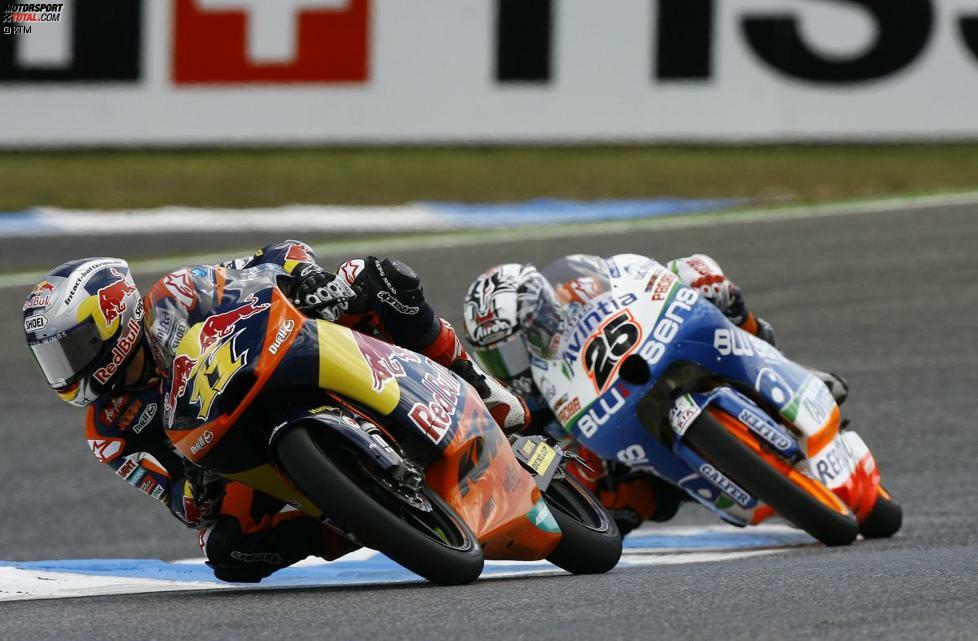 In Estoril sicherte sich Sandro Cortese seine zweite Pole-Position der Saison. Im Rennen entwickelte sich ein enges Duell gegen Maverick Vinales. Der KTM-Werksfahrer behielt um 0,055 Sekunden die Oberhand. Direkt nach der Zieldurchfahrt schimpfte Vinales seinen Konkurrenten, weil er seiner Meinung nach zu aggressiv gefahren ist. Cortese war es egal und er feierte seinen dritten Grand-Prix-Sieg ausgelassen.
WM-Punkte: Cortese (57) - Vinales (55) - Salom (49)