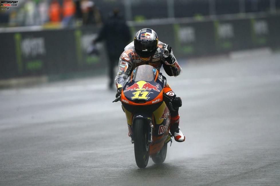 Das Rennwochenende in Le Mans fiel buchstäblich ins Wasser. In der verregneten Qualifikation stellte Sandro Cortese seine KTM auf den sechsten Startplatz. Im Regenrennen spielte der Berkheimer nie eine Rolle an der Spitze. Wenige Runden vor dem Ziel stürzte Cortese sogar, konnte aber weiterfahren. Der Sieg ging an Lokalmatador Louis Rossi. Cortese baute mit Rang sechs seine WM-Führung aus. Maverick Vinales und Luis Salom kamen nicht ins Ziel.
WM-Punkte: Cortese (67) - Vinales (55) - Salom (49)