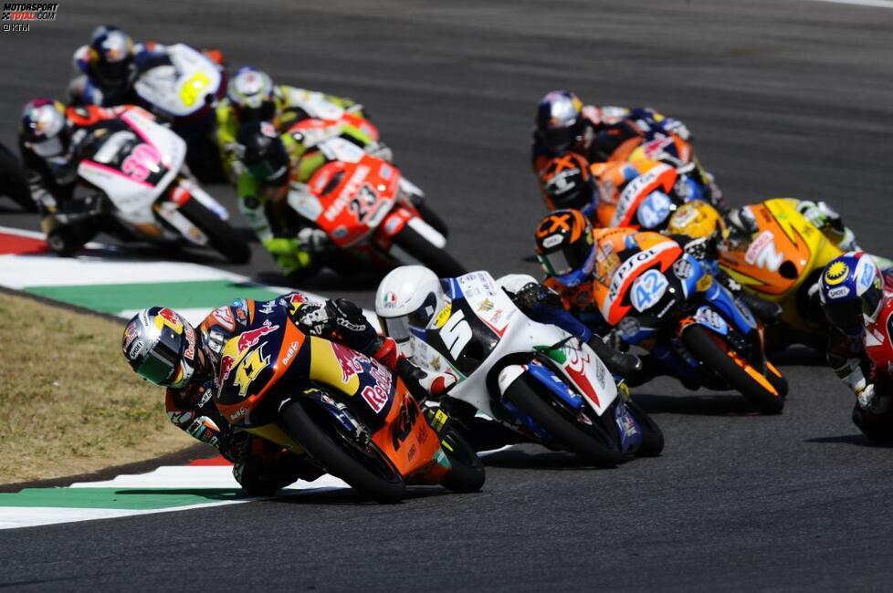 Das WM-Duell zwischen Maverick Vinales und Sandro Cortese spitzte sich in Mugello zu. Im Qualifying hatte der Spanier die Nase hauchdünn vor dem KTM-Piloten. Im Rennen entwickelte sich ein enger Dreikampf zwischen Vinales, Romano Fenati und Cortese. Im Zielsprint musste sich der Deutsche geschlagen geben, doch mit Platz drei setzte er seine Podestserie fort. Vinales feierte seinen bereits fünften Saisonsieg
WM-Punkte: Cortese (164) - Vinales (155) - Salom (104)