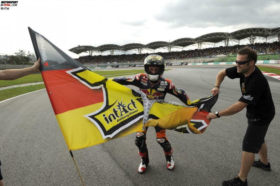 In Malaysia hatte Sandro Cortese den großen Matchball zum WM-Titel. Maverick Vinales fuhr nach Streitigkeiten mit seinem Team keinen Meter. Cortese mischte im Rennen immer in der Spitzengruppe mit und überholte in der Zielkurve noch Lokalmatador Zulfahmi Khairuddin. Mit einem Sieg krönte sich Cortese zum ersten Moto3-Weltmeister der Geschichte. Schon ein Jahr nach Stefan Bradl war wieder ein Deutscher Motorrad-Weltmeister. In der kleinsten Klasse war davor Dirk Raudies 1993 Weltmeister geworden.
WM-Punkte: Cortese (280) - Salom (207) - Vinales (199)