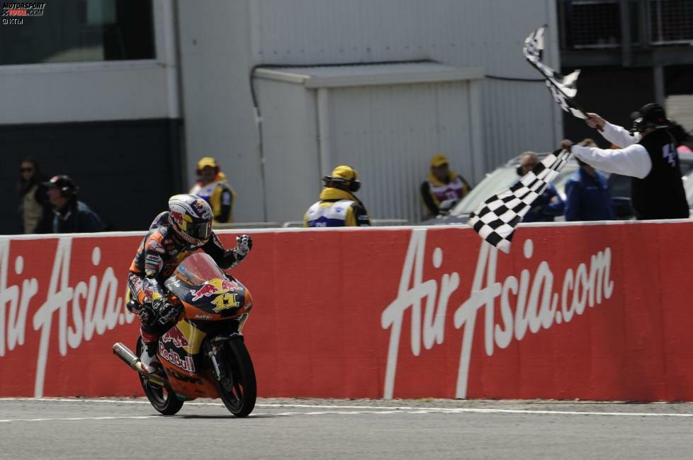 Ohne Druck reiste Sandro Cortese zum vorletzten Saisonrennen nach Australien. Auf dem schnellen Phillip-Island-Kurs zeigte der Deutsche eine weltmeisterliche Leistung und dominierte das Wochenende nach Belieben. Von der Pole-Position eroberte der Berkheimer seinen fünften Saisonsieg.
WM-Punkte: Cortese (305) - Salom (208) - Vinales (199)