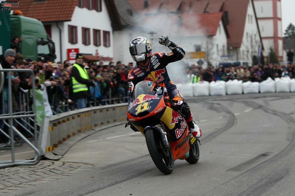Sein Heimatort Berkheim bereitete Sandro Cortese einen triumphalen Empfang. Über 7.000 Fans feierten den Moto3-Weltmeister. Er trug sich in das Goldene Buch der Stadt ein und heizte mit der KTM durch die Straßen.