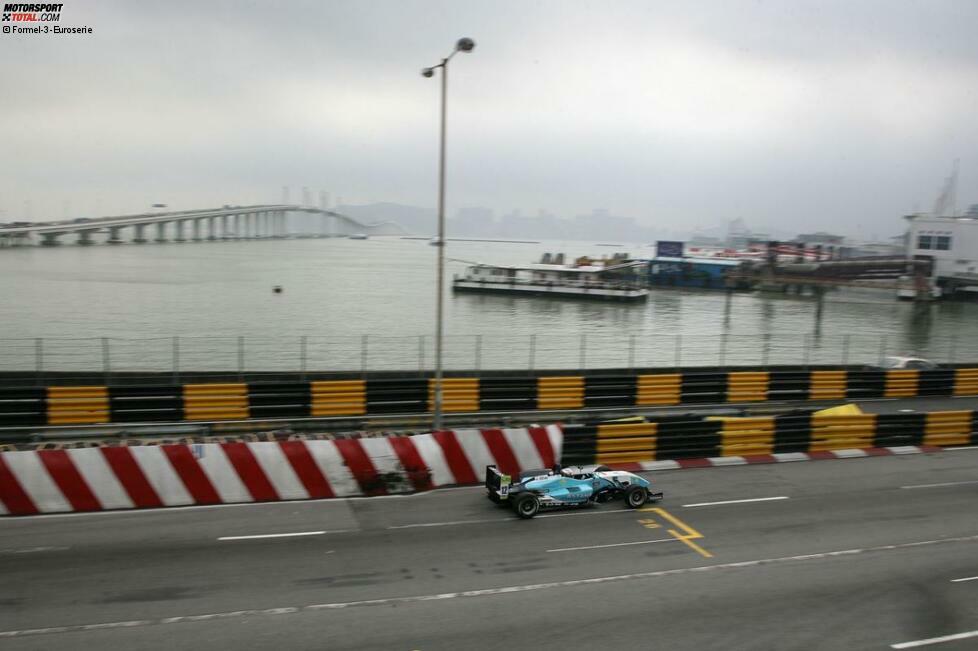 Die Zielkurve von Macao. Im Hintergrund zu sehen ist einerseits die Autobrücke, welche die beiden Inselteile miteinander verbindet. Wer mit dem Flugzeug nach Hongkong fliegt und die restliche Strecke nach Macao mit der Fähre zurücklegt, fährt mit dem Boot unten durch. Angelegt wird, wie im Bild rechts zu sehen, an den Piers direkt hinter dem Start- und Zielbereich.