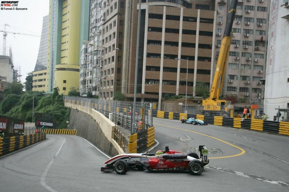 Apropos: Der Guia Circuit von Macao ist in vielerlei Hinsicht extrem. An manchen Stellen ist die Strecke nur sieben Meter breit. Und etwas ganz Besonderes ist die Melco-Haarnadel: Dort herrscht in jedem Rennen Überholverbot! Denn ein kleiner Fehler reicht an dieser Stelle aus, um einen Stau zu verursachen. Was in den Trainings recht häuftig vorkommt ...