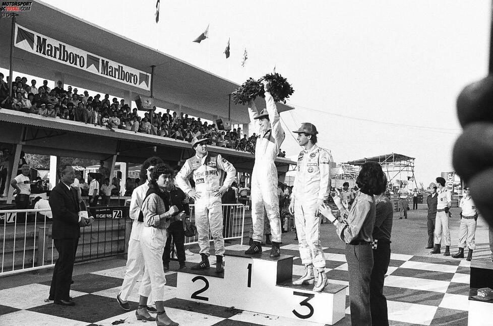 Es siegt der junge Ayrton Senna vor Roberto Guerrero (links) und Gerhard Berger (rechts). Und alle drei fahren in ihrer Karriere auch in der Formel 1. Schon ab 1983 hat Macao den Ruf, die Stars von morgen ganz groß rauszubringen. Senna, der erste Formel-3-Sieger in Macao, wird später dreimal Formel-1-Weltmeister.