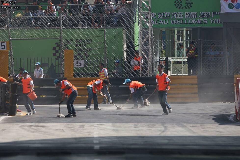 Die Streckenposten sind jedenfalls darauf geschult, ihre Arbeit rasch und gründlich zu erledigen. Und wer - siehe Foto - seinen Einsatzort in der Lisboa-Kurve hat, der ist pro Training oder Rennen ohnehin fast die ganze Zeit über am aufräumen und kehren ...