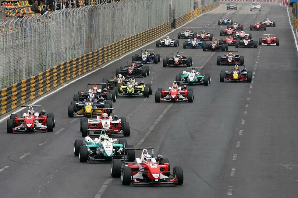 Nicht umsonst gilt der Macao-Grand-Prix als inoffizielle Formel-3-Weltmeisterschaft. Das Starterfeld setzt sich aus den besten Fahrern der diversen Formel-3-Meisterschaften in Europa und Japan zusammen. Oft greifen mehr als 30 Piloten ins Lenkrad. Da wird es besonders beim Start ziemlich eng!