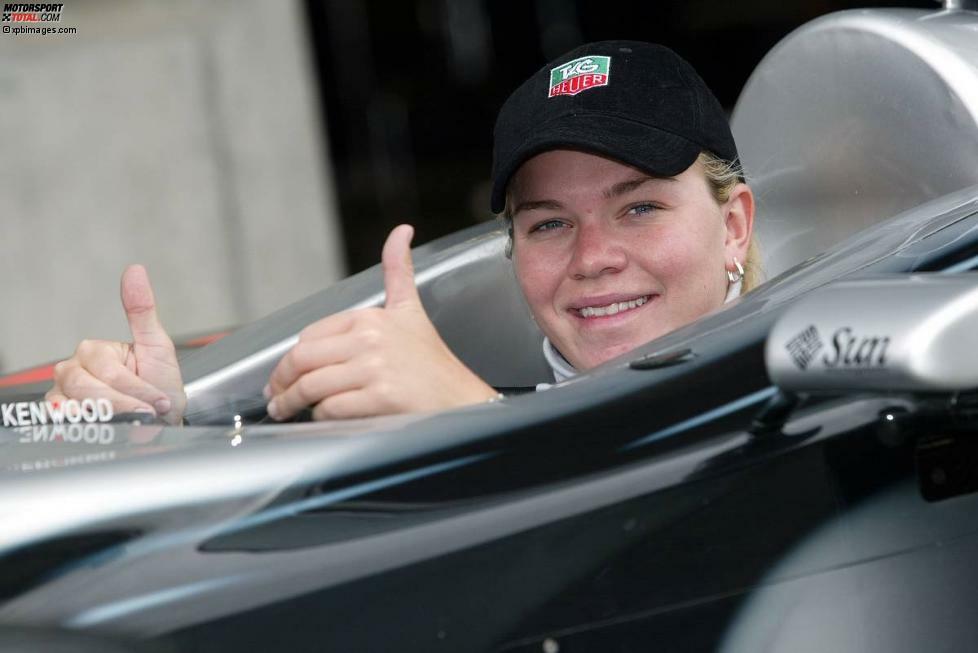 Im Ersatzauto von David Coulthard durfte Sarah Fisher in Indianapolis 2002 Demorunden drehen, doch der McLaren-Gaststar war um 19 Sekunden langsamer als Michael Schumacher. 