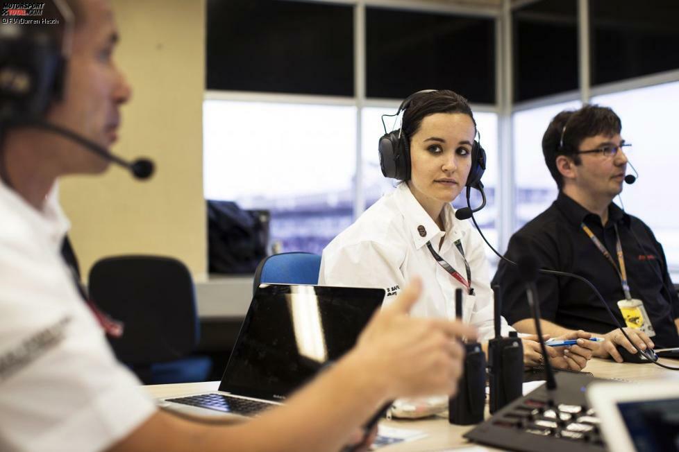 Im Fußball sind Schiedsrichter zumeist auf dem Platz stehende Hassfiguren, in der Formel 1 oft anonyme Bürokraten - aber kaum jemand würde wohl glauben, dass eine 26 Jahre junge Frau darüber mitentscheidet, wer eine Durchfahrstrafe aufgebrummt bekommt oder nachträglich disqualifizieren muss. Bellot ist seit diesem Jahr wohl nicht nur der jüngste, sondern auch der hübscheste FIA-Rennkommissar in der Königsklasse. Motorsport-Schiedsrichter zu werden war ihr Kindheitstraum - und den erfüllte sie sich bei nationalen Rennen in Spanien schon im Alter von 16 Jahren.