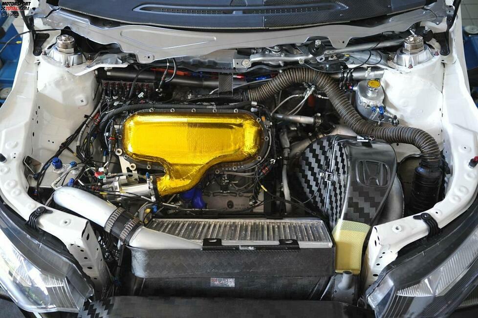 Am 27. Juli 2012 zeigt Honda erstmals etwas Technisches - den neu entwickelten 1,6-Liter-Turbomotor, der im Honda Civic zum Einsatz kommen soll. Das Aggregat hört auf den Namen HR412E und wurde eigens für den Rennbetrieb in der WTCC entworfen und gebaut. Der HR412E soll vor allem in Sachen Effizienz punkten.