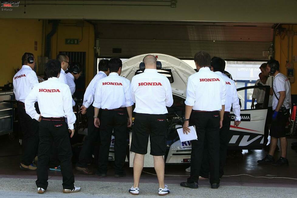 In der Honda-Box treffen unterschiedliche Kulturen aufeinander: Das Einsatzteam JAS stammt aus Italien, die Ingenieure und Motorenexperten kommen aus Japan. Gemeinsam stellen sie in kurzer Zeit ein WTCC-Rennauto auf die Beine.