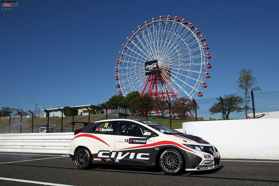 Nach einigen Installationsrunden knallt Tiago Monteiro auf dem Suzuka International Racing Course die ersten schnellen Runden im Honda Civic auf den Asphalt. Am Ende der 30-minütigen Testsession bleiben die Uhren bei 54,147 Sekunden stehen. Mit dieser Zeit belegt Monteiro den neunten Platz.