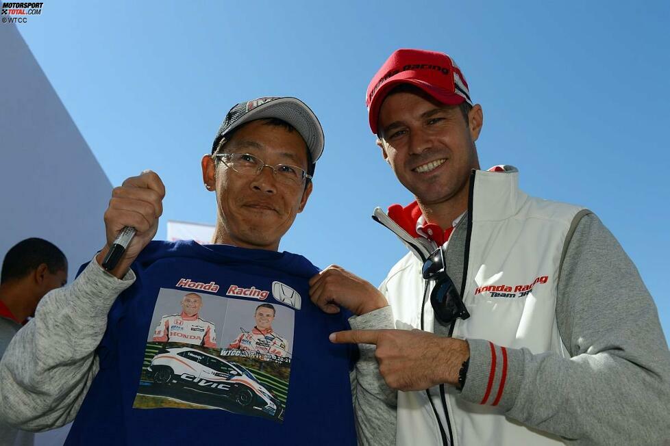 Am 18. Oktober 2012 trifft Tiago Monteiro im Fahrerlager von Suzuka ein. Und die Fans warten schon auf ihn und das neue Rennauto. Die japanischen Motorsport-Anhänger gelten ohnehin als waschechtes Fachpublikum, das seine Helden mit großer Leidenschaft anfeuert und verehrt.