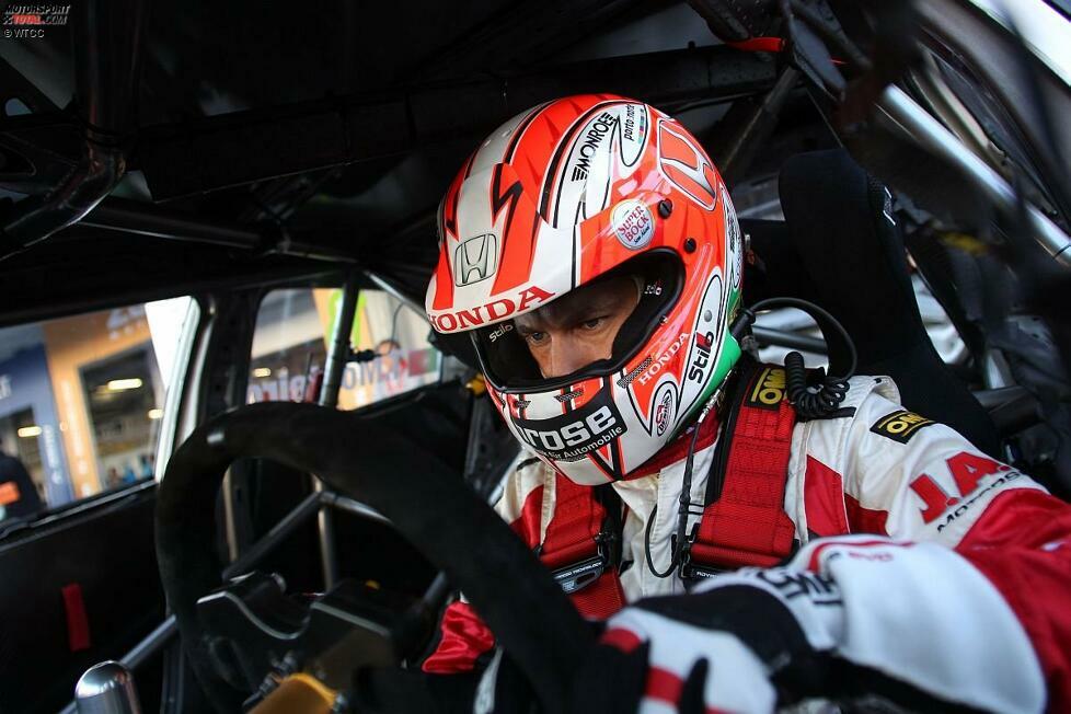 Am 19. Oktober 2012 ist es schließlich soweit: Tiago Monteiro nimmt im Cockpit des Honda Civics mit der Startnummer 18 Platz und bereitet sich auf seine erste Ausfahrt in Suzuka vor. Übrigens mit einem neuen, auf Honda abgestimmten Helm-Design.