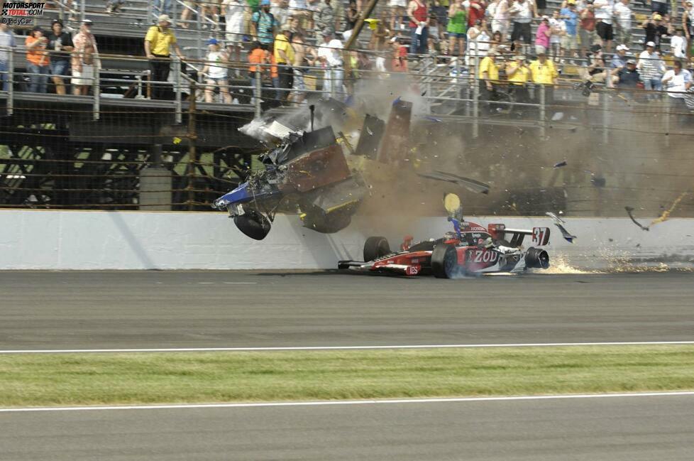 Beim Indy 500 im Mai 2010 war Hunter-Reay (Startnummer 37) in den Horrorcrash von Mike Conway verwickelt: Ihm ging der Sprit aus, Conway crashte über sein Auto