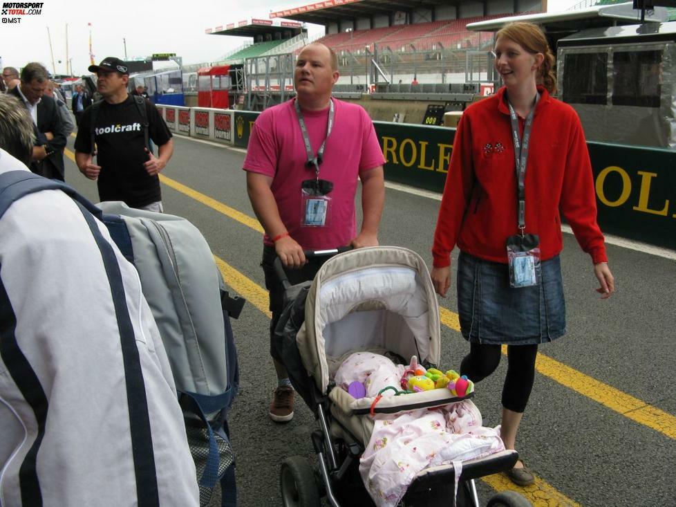 Auch im Fahrerlager stehen am Freitag alle Tore offen. Es wird immer wieder deutlich, dass Le Mans kein Event für Motorsportfreaks allein ist, sondern ein Fest für die ganze Familie.