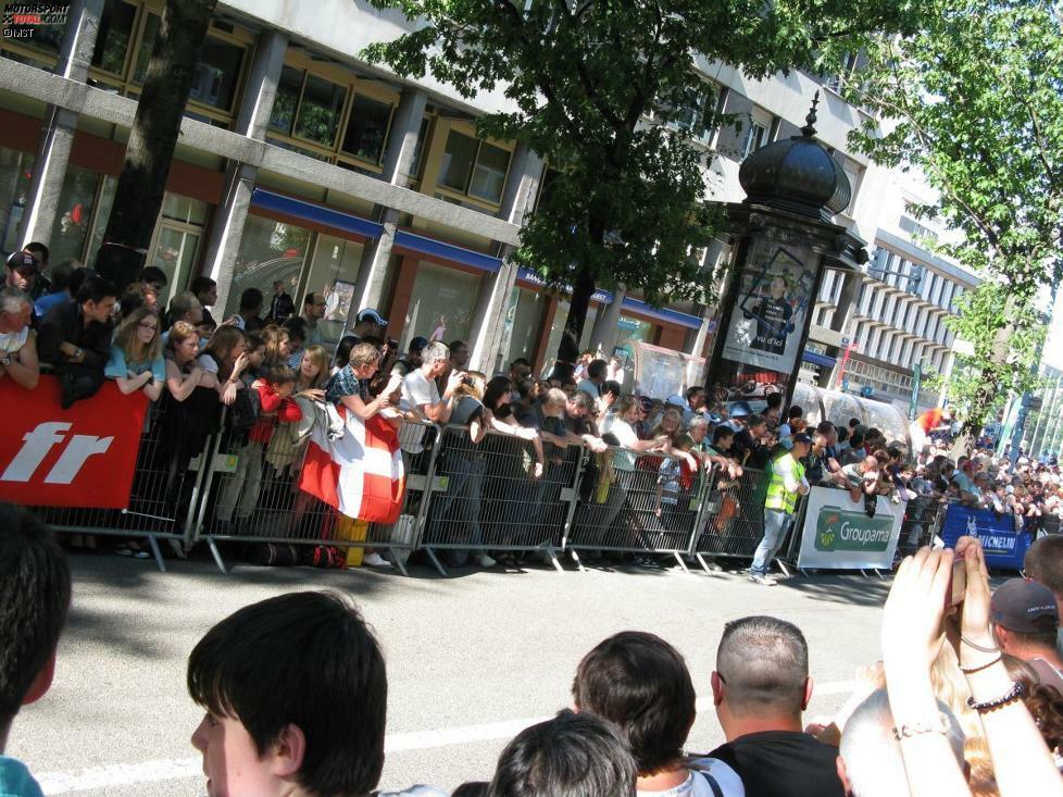 Bei der traditionellen Fahrerparade erleben die Besucher etwas, was sonst nirgends in dieser Form existiert. Eine ganze Stadt, eine gesamte Region steht hinter einem Event!