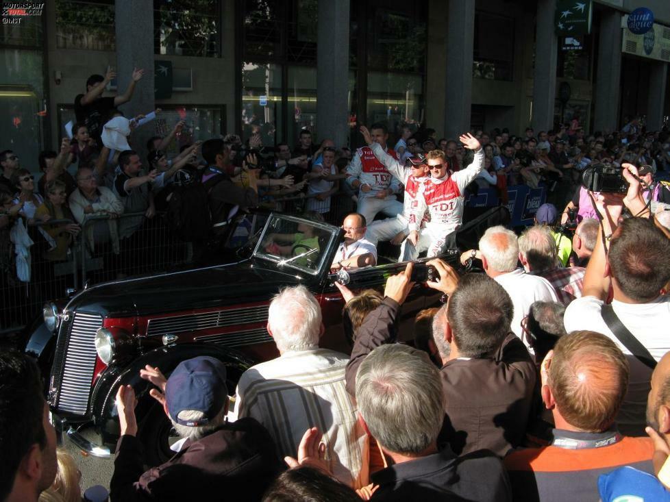 Fahrer wie Fans genießen das besondere Aufeinandertreffen in der Innenstadt von Le Mans. Ein 24-Stunden-Rennen ohne die Fahrerparade am Freitag wäre kaum denkbar.