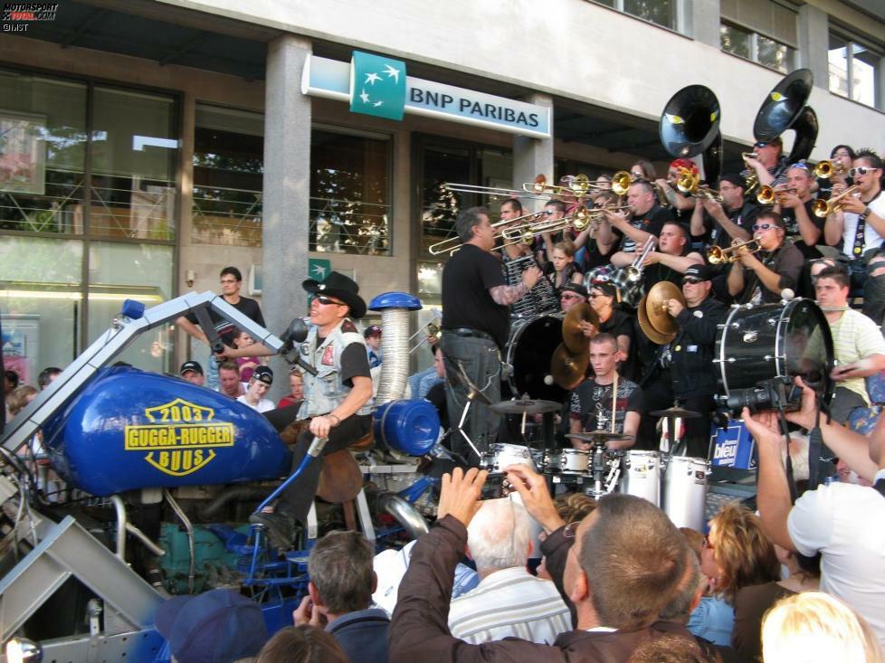 Unzählige Bands und Kapellen bringen die gesamte Stadt an der Sarthe in Stimmung. Am Ende der langen Schlange kommen endlich die Protagonisten des sportlichen Wettkampfes.