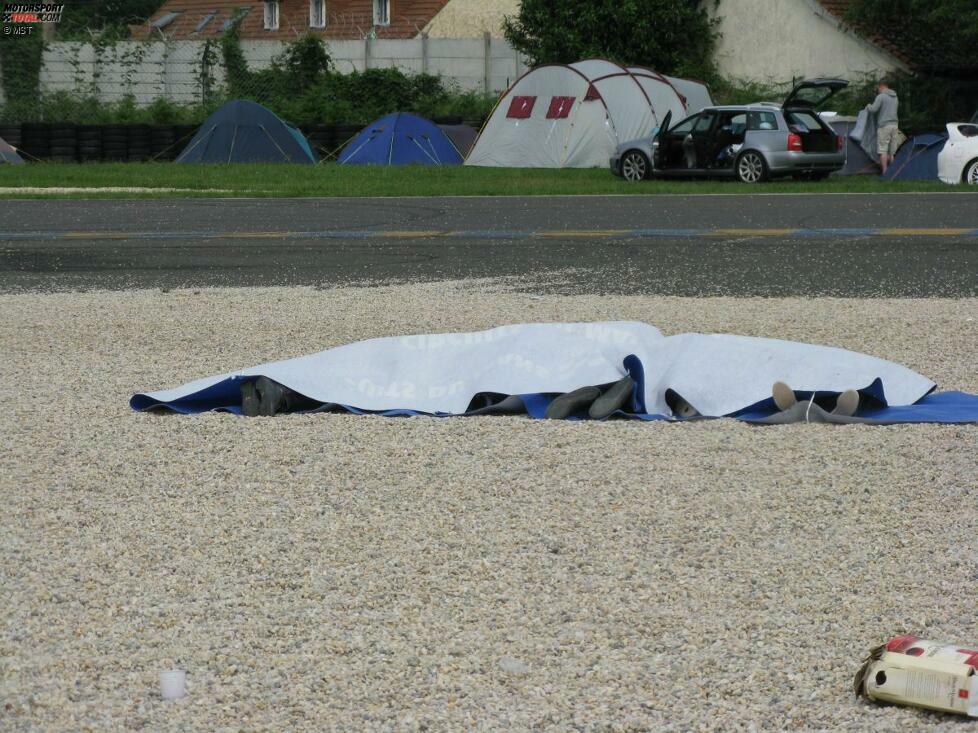 ... andere kriegen die Kurve nicht rechtzeitig und verabschieden sich vorübergehend ins Kiesbett.