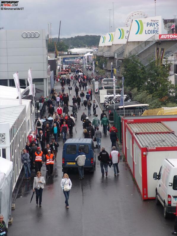 Trotzdem ist Le Mans an und für sich viel offener als die Formel 1. So tummeln sich zum Beispiel zu jeder Zeit hunderte Fans im Hospitality-Paddock, ...