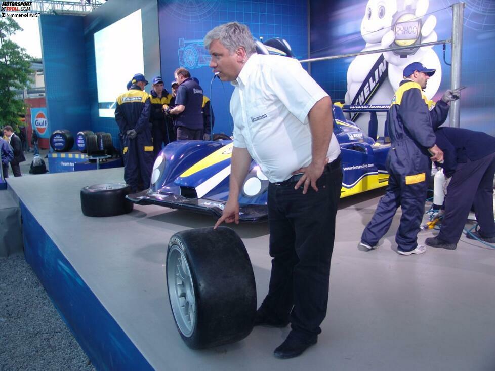 ... sondern nun auch viele Fans, die sich beim Michelin-Stand im Le-Mans-Fan-Village über die Eigenheiten der Prototypen-Reifen aufklären ließen.