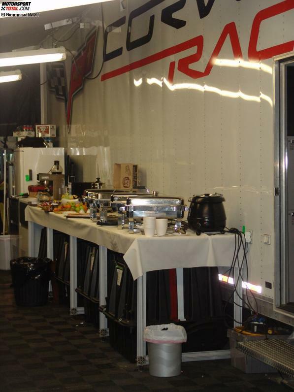 Bei Corvette müssen die Mechaniker nicht einmal zum Essen den Boxen-Paddock verlassen. Deren Catering findet mitten in der Garage statt.