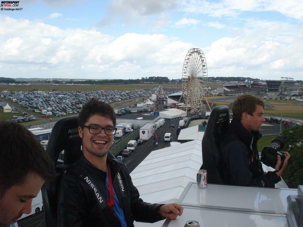 Motorsport-Total.com-Redakteur Sven Haidinger genießt die einmalige Aussicht auf der Kran-Tribüne von Nissan.