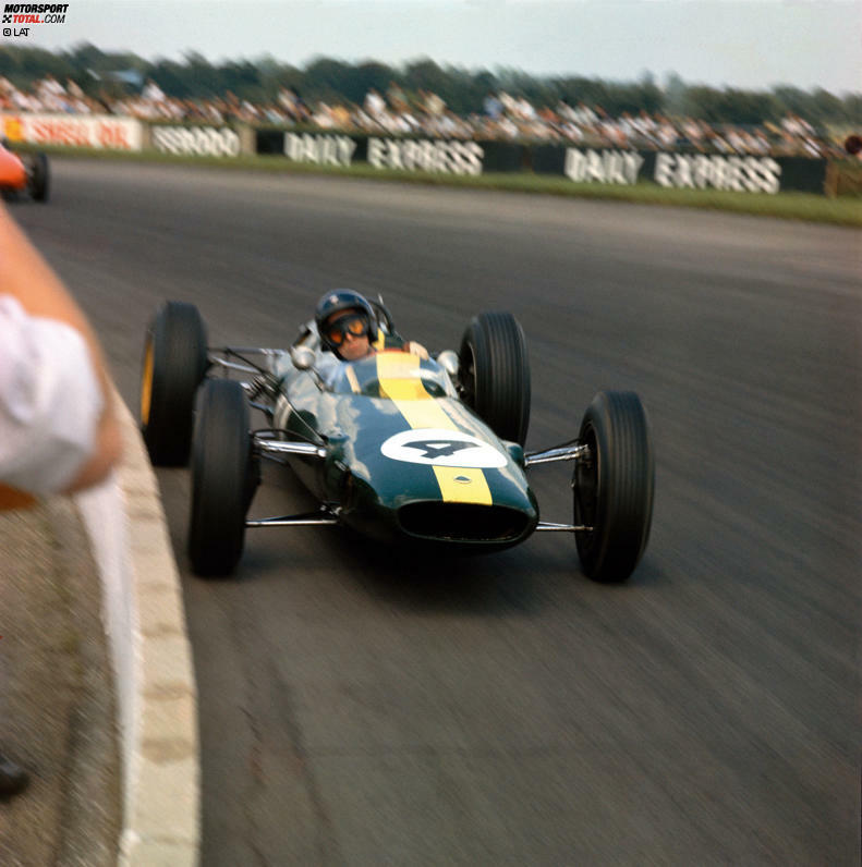 Schon 1962 feiert Jim Clark mit dem Lotus 25 drei Grand-Prix-Siege, aber erst 1963 gelingt der ganz große Durchbruch: Mit sieben Siegen, unter anderem hier in Silverstone, setzt er sich gegen seinen großen Rivalen Graham Hill auf BRM durch.