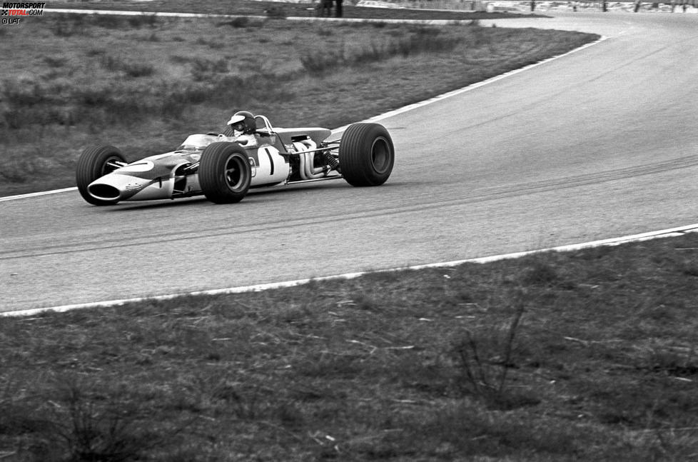 Clark gilt als einer der charismatischsten Rennfahrer seiner Zeit und ist bis heute der einzige Lotus-Champion, der zweimal die Formel-1-Weltmeisterschaft gewonnen hat. 1968 fährt er in Hockenheim das Formel-2-Rennen, um mit Tabakwerbung zusätzlich Geld zu verdienen. Dabei verunglückt er in einem Lotus 48 tödlich.