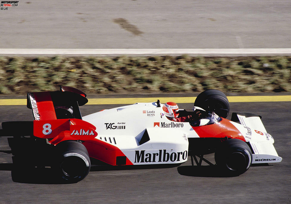 1984: Nach zwei eher durchwachsenen Saisons wird Niki Lauda im dritten Jahr seines Comebacks doch noch einmal Formel-1-Weltmeister. Beim dramatischen Finale in Estoril (Portugal) reicht ihm Platz zwei hinter McLaren-Teamkollege Alain Prost, um diesen in der Gesamtwertung mit 72:71,5 zu bezwingen - die knappste Titelentscheidung aller Zeiten.