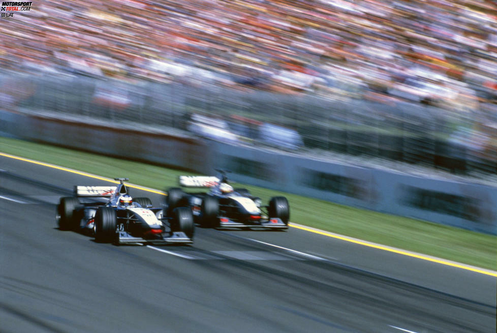 1998: Nach den glücklosen McLaren-Jahren mit Ford und Peugeot gelingt 1998 der erste WM-Titel mit Mercedes. Mika Häkkinen und David Coulthard belieben die Saison dank der Geniestreiche von Designer Adrian Newey fast nach Belieben und müssen sich nur gegen Michael Schumacher ein wenig anstrengen.