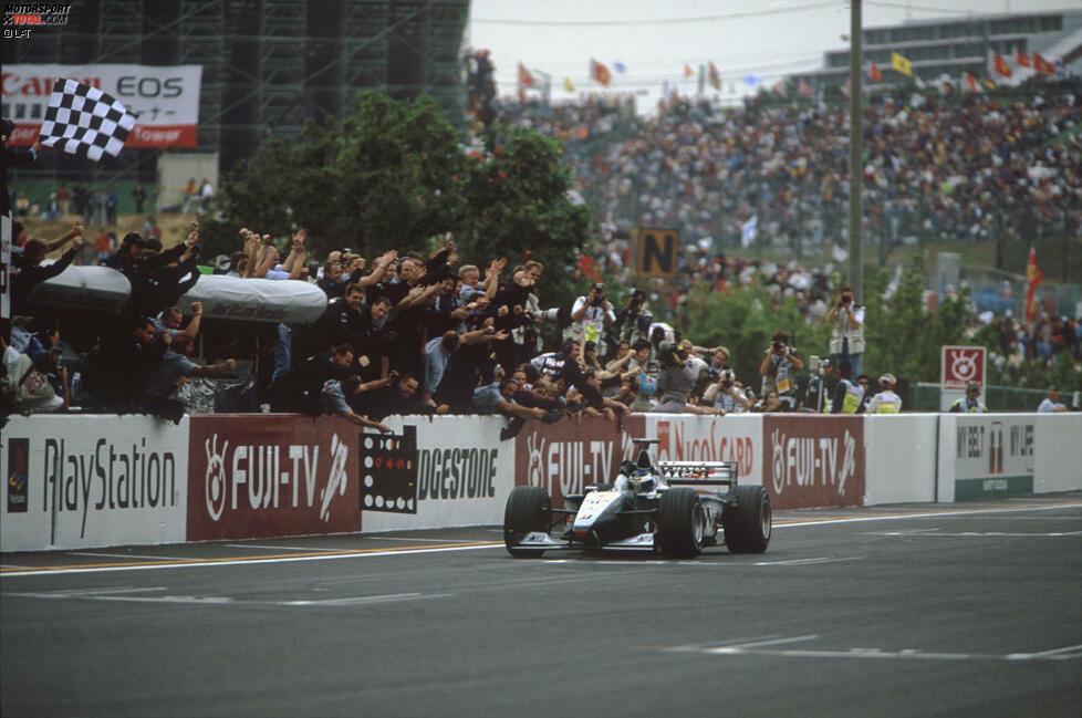 1999: In Abwesenheit von Michael Schumacher (Verletzungspause nach Unfall in Silverstone) hat Mika Häkkinen im Silberpfeil leichtes Spiel und setzt sich letztendlich gegen Eddie Irvine (Ferrari) durch.