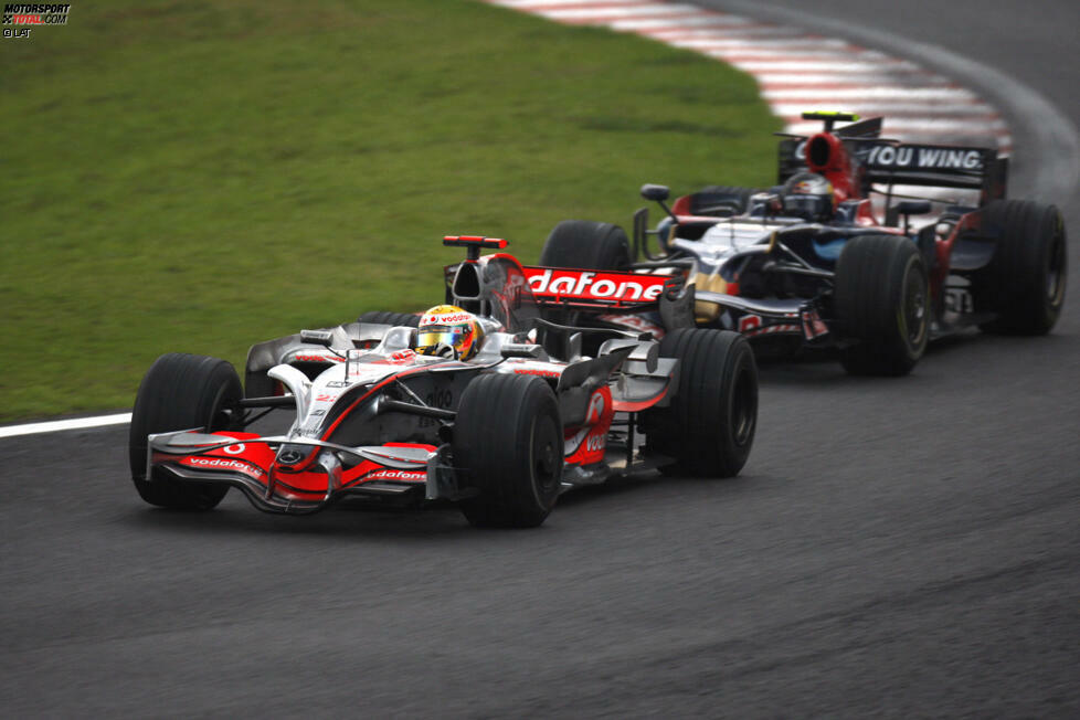 2008: Im wohl spannendsten WM-Finale der Formel-1-Geschichte schien Felipe Massa (Ferrari) schon Weltmeister zu sein, als Sebastian Vettel (Toro Rosso) an Lewis Hamilton vorbeiging. Doch Hamilton gewann den entscheidenden fünften Platz letztendlich nicht gegen Vettel, sondern gegen Timo Glock (Toyota) - was viele beinahe nicht mitbekommen hätten...